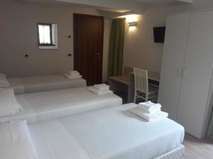 سرير أو أسرّة في غرفة في Albergo Diffuso Belvedere