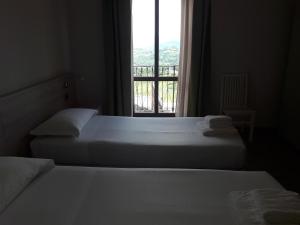 سرير أو أسرّة في غرفة في Albergo Diffuso Belvedere