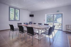 une grande salle à manger avec une table et des chaises dans l'établissement Domaine de L'Esperon, à Dax