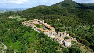 Castello Ginori Di Querceto з висоти пташиного польоту
