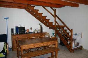 ジョンザックにあるLa Pommeraieのテーブルとベンチ付きの客室内の木製階段