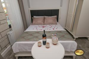 A bed or beds in a room at Ersin Konak
