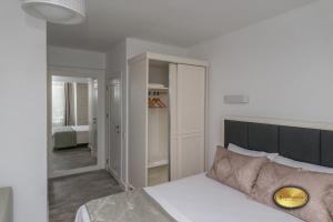 A bed or beds in a room at Ersin Konak