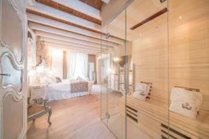 Posteľ alebo postele v izbe v ubytovaní Regia Rosetta - Royal Rooms Borghetto