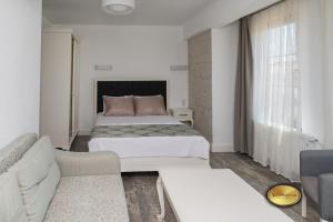 A bed or beds in a room at Ersin Konak