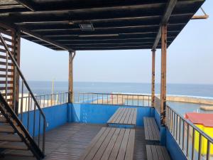 d'un balcon avec bancs et vue sur l'océan en arrière-plan. dans l'établissement DaFeng Homestay, à Île Lamay