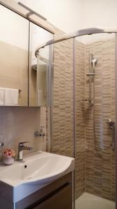 ein Bad mit einem Waschbecken und einer Dusche in der Unterkunft Nora Wine House in Split
