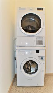 lavadora y secadora en una habitación en Casa Felice, en Favaro Veneto