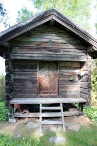 OckelboにあるBo primitivt i härbret på Oklagårdの木造のキャビン(ベンチ付)