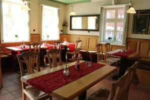 a dining room with tables and chairs in a restaurant at An der Persiluhr Stadt-gut-Hotel in Lünen
