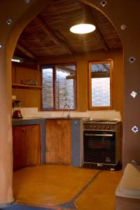 una cocina con un arco en el medio de una habitación en Casa Arun, en Pisco Elqui