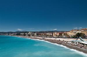 - Vistas a una playa con sombrillas y al océano en Tiercé Hotel, en Cagnes-sur-Mer