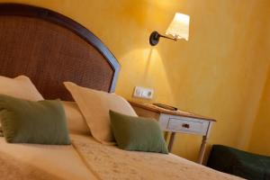 A bed or beds in a room at Hotel Sierra Quilama