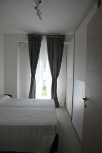a bedroom with a bed and a window at Casa sprint in San Benedetto del Tronto
