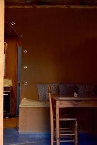 Zimmer mit einem Sofa, einem Tisch, einem Tisch und Stühlen in der Unterkunft Casa Arun in Pisco Elqui