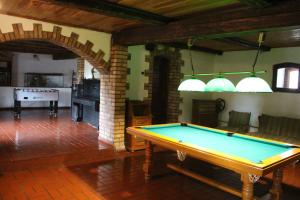 a pool table in the middle of a living room at Siedlisko Gizewo in Gizewo