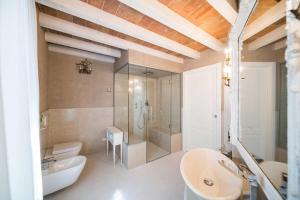 a bathroom with a sink and a toilet and a shower at Regia Rosetta - Royal Rooms Borghetto in Valeggio sul Mincio