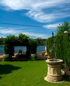 ルイデラにあるVilla Emiliaの水面の見える庭の像