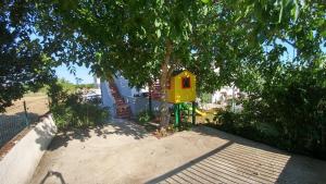 Plac zabaw dla dzieci w obiekcie Guest House Ilic
