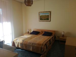 - une chambre avec un lit et une photo sur le mur dans l'établissement Un'oasi di pace in centro, à San Severo
