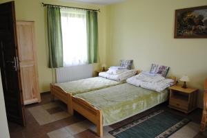 Łóżko lub łóżka w pokoju w obiekcie Zielony Gaj