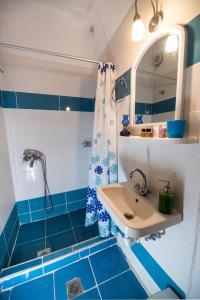Un baño azul y blanco con lavabo y ducha. en Manthiata Studios, en Exanthia 37 fotos más