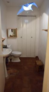 La salle de bains est pourvue de toilettes, d'un lavabo et d'une lumière. dans l'établissement la chambre claire, à Sigean