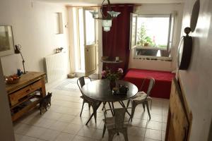 un salon avec une table et des chaises et une fenêtre dans l'établissement la chambre claire, à Sigean