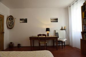 Cette chambre comprend un bureau avec deux chaises et une lampe. dans l'établissement la chambre claire, à Sigean