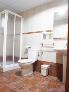 a bathroom with a toilet and a sink at Tantaka - Albergue Los Meleses in Radiquero