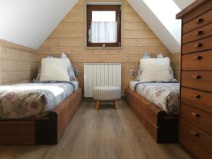 A bed or beds in a room at Chalúpka Jánošikove diery