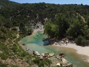 un grupo de personas en una playa junto a un río en Tantaka - Albergue Los Meleses, en Radiquero