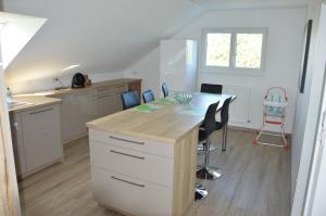 uma cozinha com mesa e cadeiras num quarto em Gite Du Neuland em Colmar