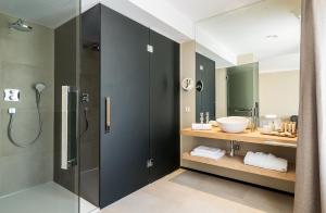 y baño con ducha y lavamanos. en Hotel Casa Peya - Adults Only, en Palafrugell