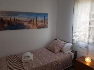 マズノウにあるLydia's Port Nautic & Beachのベッドルーム1室(ベッド1台付)が備わります。壁に絵が飾られています。