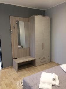 ein Badezimmer mit einem großen Schrank mit einem Spiegel in der Unterkunft La casa nel verde in Castelmezzano