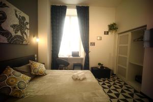 una camera da letto con un letto e una finestra di Roma Centrale Fidelis a Roma Altre 36 foto