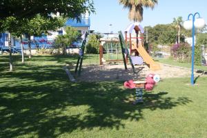 un parque con parque infantil con columpio en Apartamentos Marineu San Damian Playa Cargador, en Alcossebre