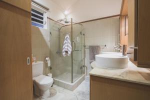 un bagno con doccia, WC e lavandino di Villa Bayswater a Tamarin