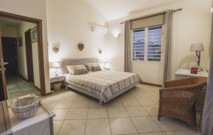 una camera da letto con un letto e un bagno di Villa Bayswater a Tamarin