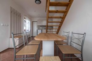 PňovanyにあるChaty a Apartmány Hracholusky Kemp Kosatkaの椅子とテーブル、階段のある部屋