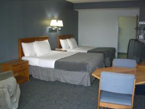Quail's Nest Inn & Suites tesisinde bir odada yatak veya yataklar