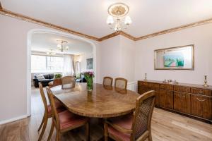 - une salle à manger avec une table et des chaises en bois dans l'établissement Prime London Apartment, Oxford Circus, à Londres