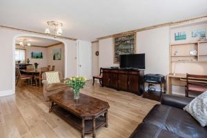 - un salon avec un canapé et une table dans l'établissement Prime London Apartment, Oxford Circus, à Londres