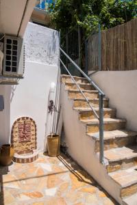 un conjunto de escaleras que conducen a una casa en Manthiata Studios, en Exanthia