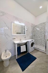 Et badeværelse på Favourite Apartments + 36 billeder