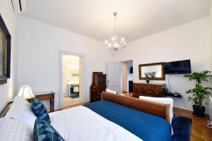 En eller flere senge i et værelse på Favourite Apartments