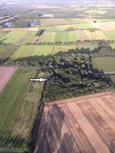 uma vista aérea de um campo cultivado com uma casa em Ferienwohnung Lands Huys em Dersum