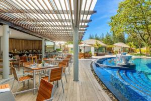 Der Swimmingpool an oder in der Nähe von Mai Khaolak Beach Resort & Spa - TUIBLUE Mai Khaolak