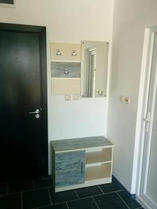 W łazience znajduje się umywalka i lustro. w obiekcie Limani Guest house w mieście Sozopol